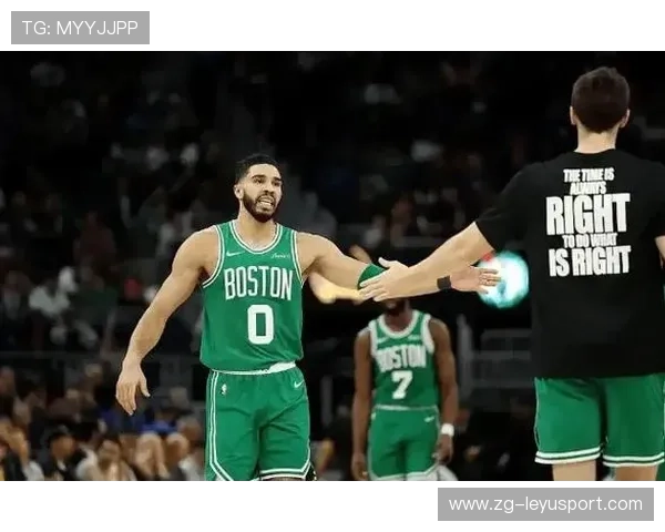 塔图姆突破分球，助布朗完成空接：两位球星的化学反应